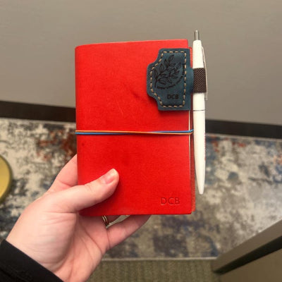 Gepersonaliseerde magnetische leren pennenhouder/bladwijzer